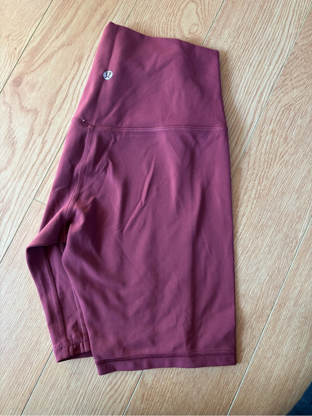 lululemon Wunder Under Women's Bike Shorts in Burgundy - Picture 2 of 3